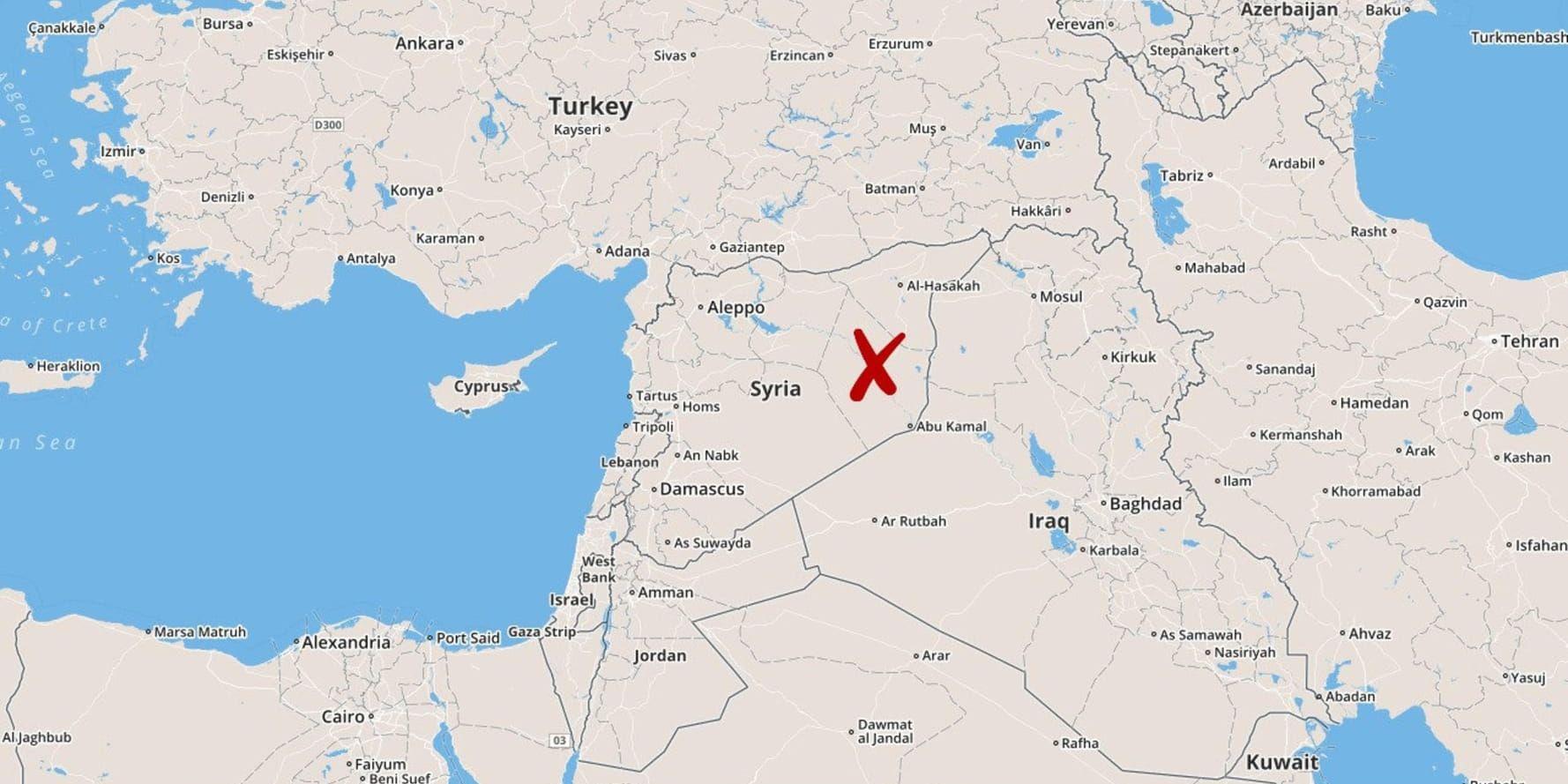 Många flyktingar ska ha dödats av en bilbomb som Islamiska staten (IS) utlöst i östra Syrien, enligt Syriska människoröttsobservatoriet (SOHR).