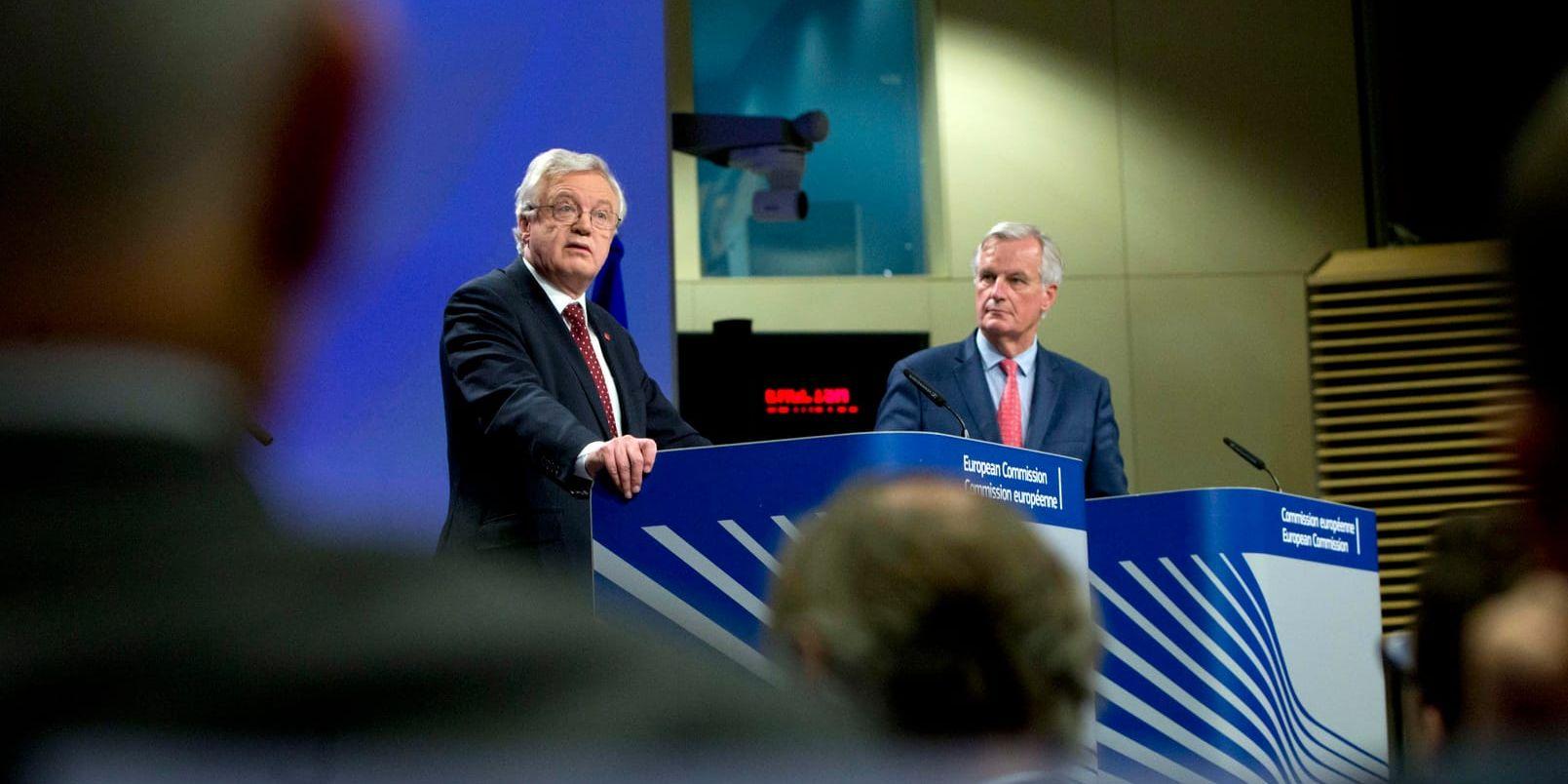 Storbritanniens brexitminister David Davis och EU:s chefsförhandlare Michel Barnier håller presskonferens om den sjätte förhandlingsrundan om det kommandet brittiska utträdet ur EU.