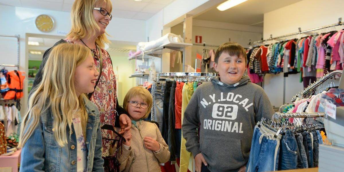 Hannah Hjort, Märta Hjort, Emma Hjort och Isac Marklund besöker butiken i Vänersborg. De har såväl lämnat i kläder till försäljning som gjort egna fynd vid tidigare besök i butiken. Bild: Joachim Flodin