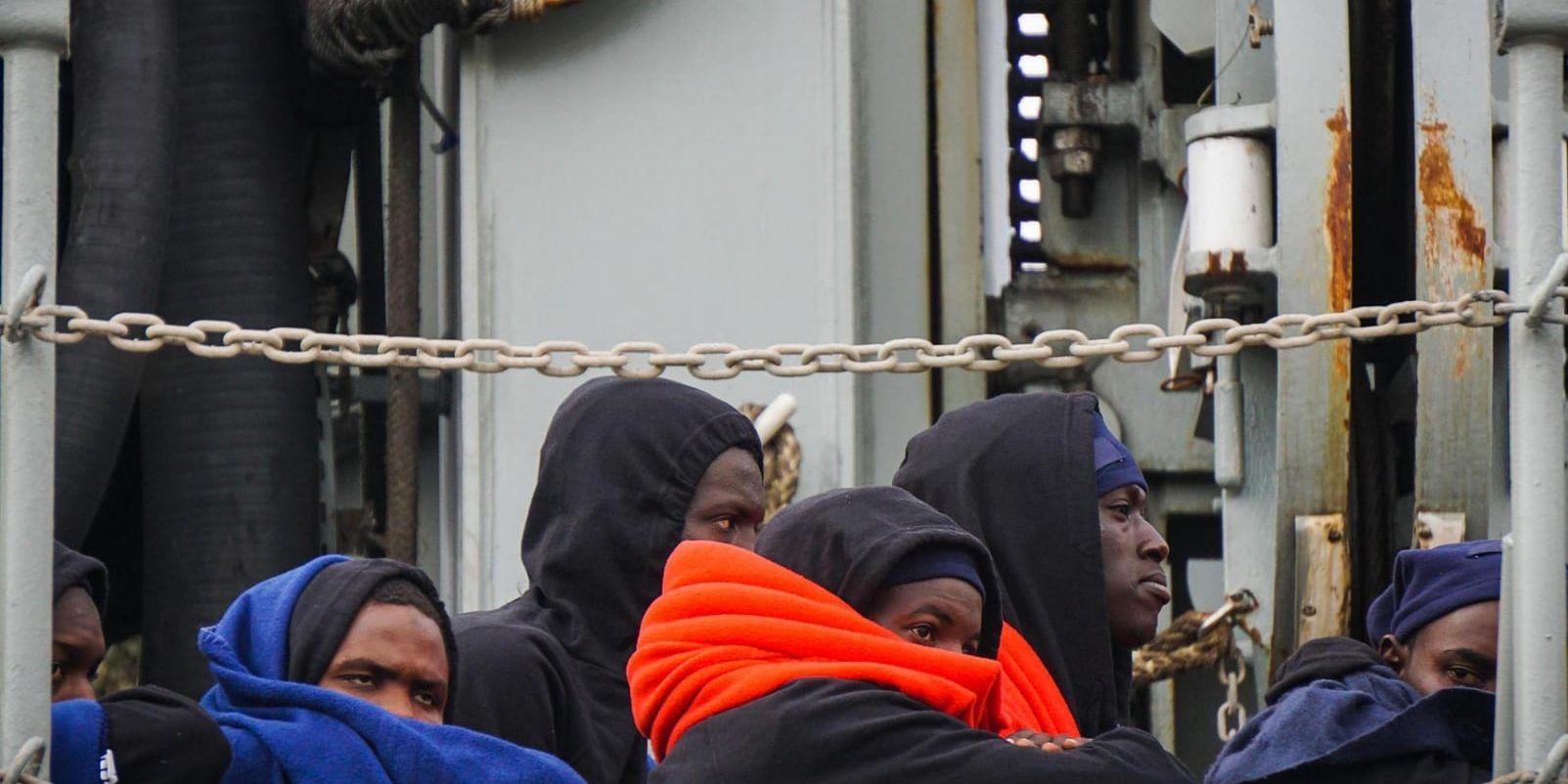 Migranter som tagit vägen över Libyen väntar på att få komma ombord på ett spanskt fartyg. Arkivbild.