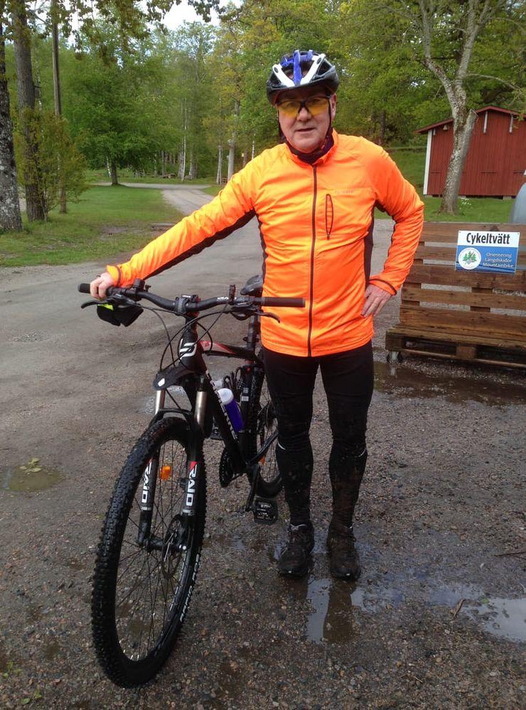 "Jag kan inte vara utan min MTB-cykel. Jag sätter gärna guldkant på att ta fram min MTB-cykel och dra till skogen...  Försöker att cykla några mil i skogen/på cykelstigar varje vecka och tycker att det är roligt att kunna motionera med MTB-cykeln", säger Ove Jansson i Trollhättan