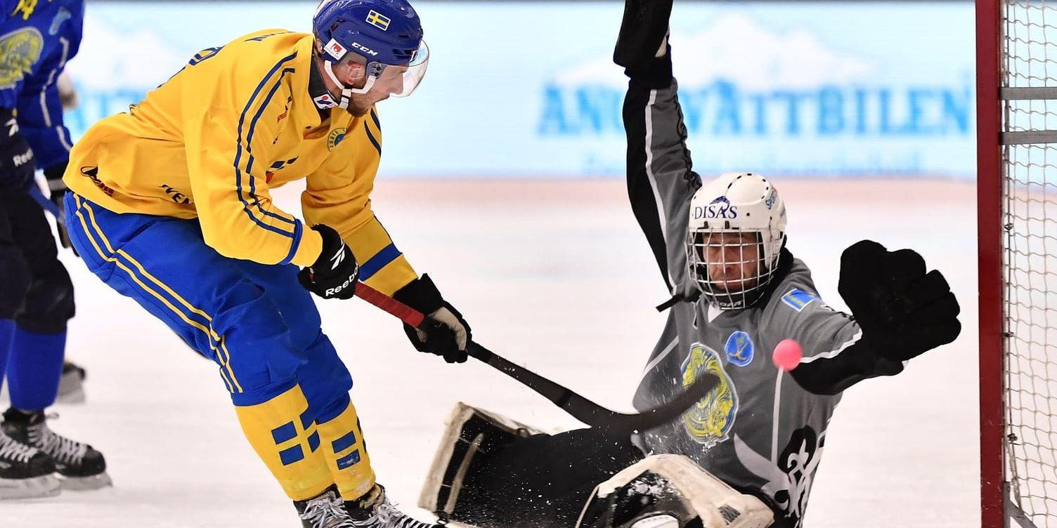 Simon Jansson lyfter in 9–0 för Sverige över Kazakstans rutinerade målvakt Vjatjeslav Gortjakov i VM:s sista gruppspelsmatch.
