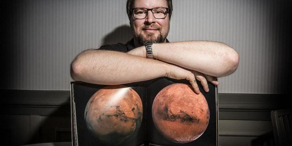 Andreas Johnsson arbetar heltid med att studera Mars yta, hundratusentals år efter vattnets erosioner. Bäckravinerna i den krater på Mars som Andreas forskar på kan liknas vid Svalbards bäckraviner.