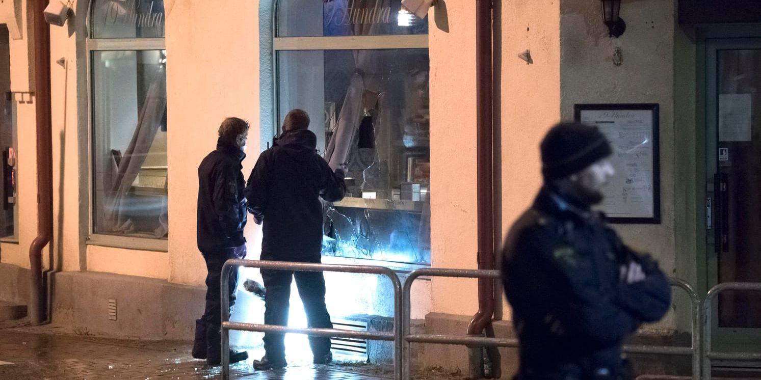 Polisens kriminaltekniker arbetade vid den krossade rutan till nattklubben i centrala Ängelholm efter attacken natten mot söndag. Arkivbild