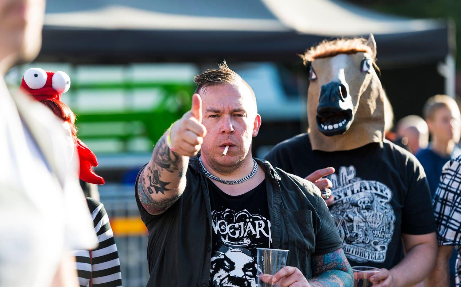 Tobias Egerzon och Jack Norberger hade med sig hästmasker till Vicious Rock festival.