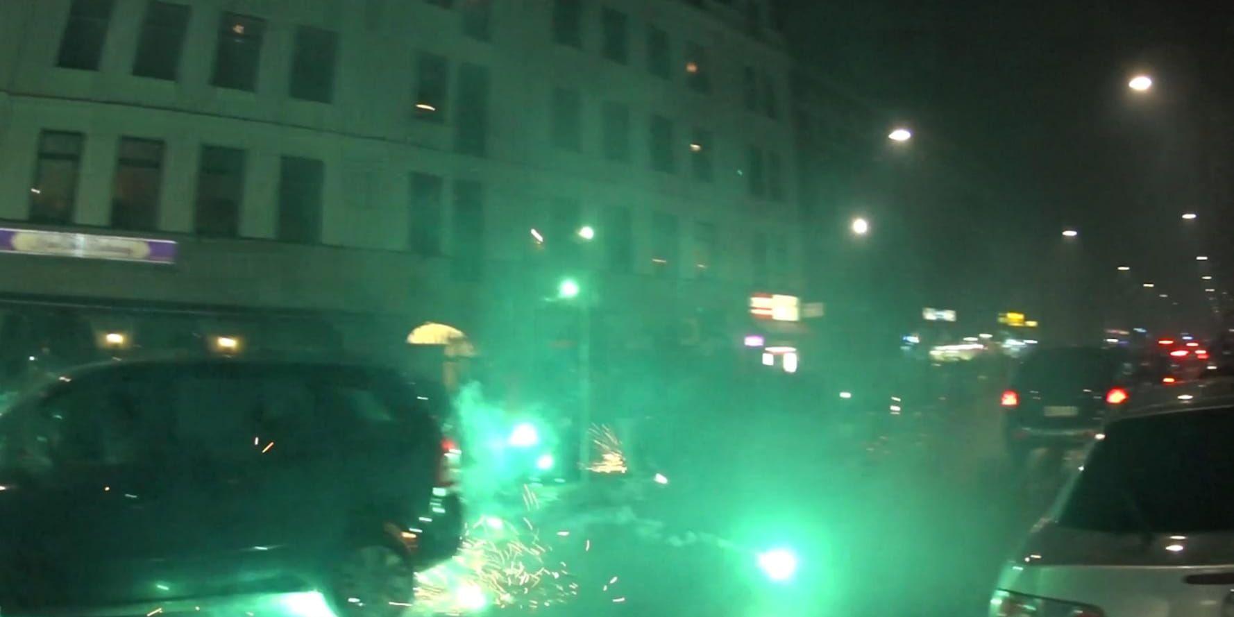 Möllevångstorget i Malmö under nyårsfirandet 2016. Raketer skjuts rakt in bland nyårsfirande människor. Arkivbild.