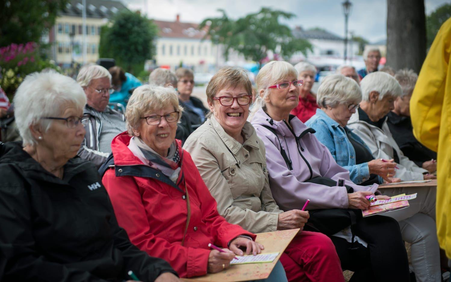 Vinnare. Birgit Westlund, i mitten, var en av alla som fick chans att ropa ”Bingo!” i Plantaget på fredagseftermiddagen.