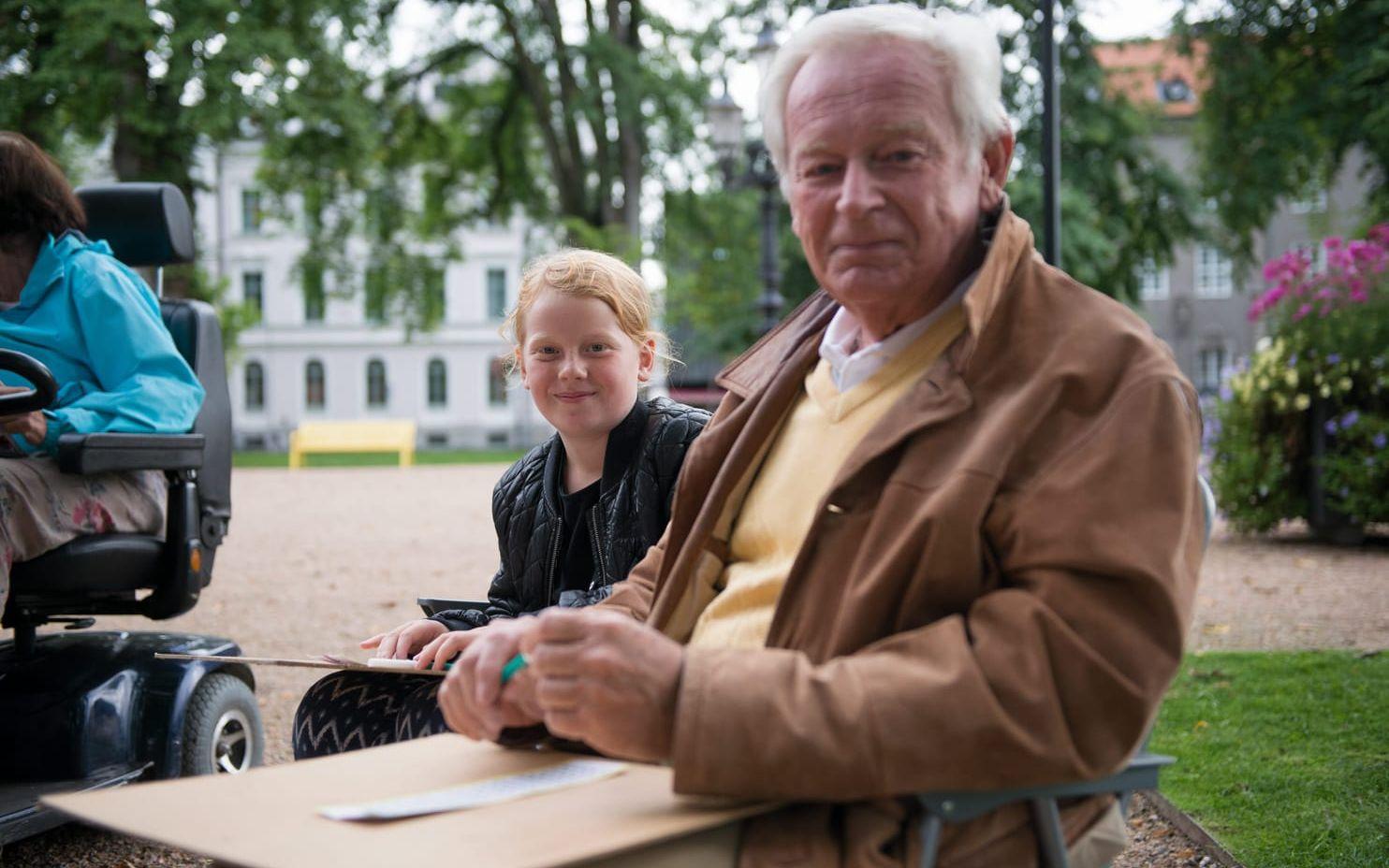 Nybörjare. Det var första gången som Linnéa Andersson och farfar Dan Gustafsson testade att spela bingo live.