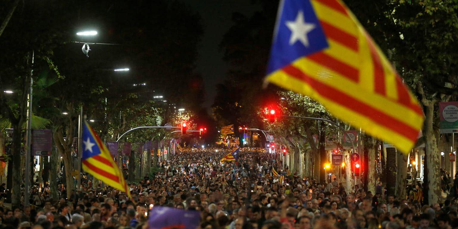Omkring 200 000 människor gav sig ut på gatorna i Barcelona på tisdagskvällen för att delta i en ljusmanifestation mot gårdagens fängslande av två framstående självständighetsprofiler.