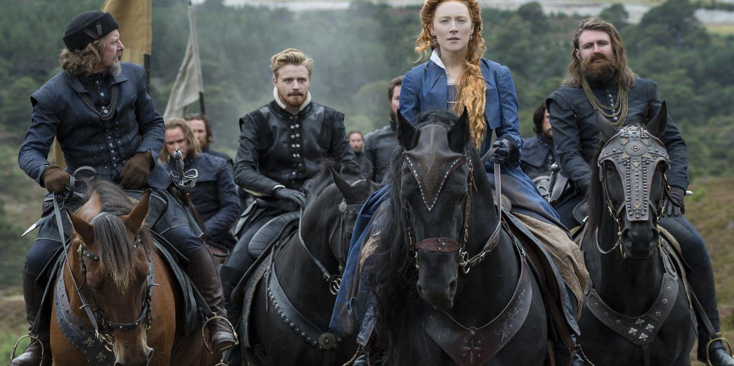 Maria Stuart (Saoirse Ronan) gör anspråk på tronen i Skottland och även i England, vilket gör henne till en uppenbar måltavla. Pressbild.