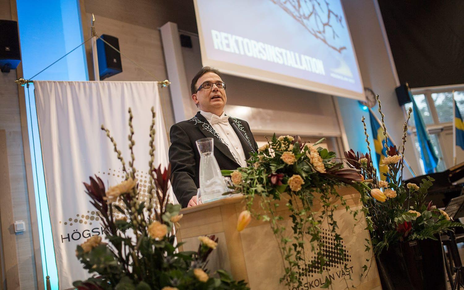Högskolan Västs nya rektor Martin Hellström höll tal vid installationen, där han framhöll vikten av ett lärosäte som arbetar för öppenhet och tillgänglighet. Bilder: Andreas Olsson