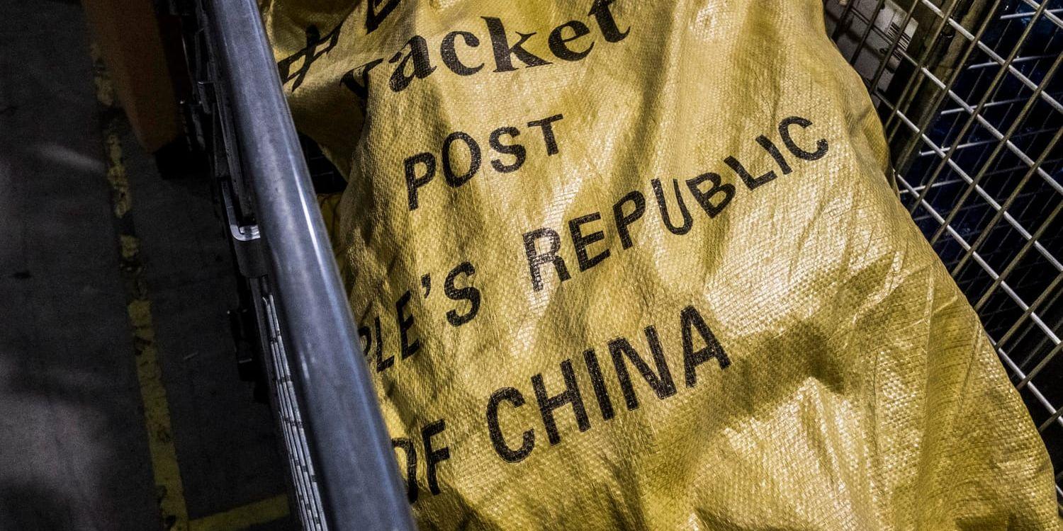Postorderpaket från Kina är fortsatt populära i EU-länder som Danmark och Sverige. Arkivbild från Arlanda.