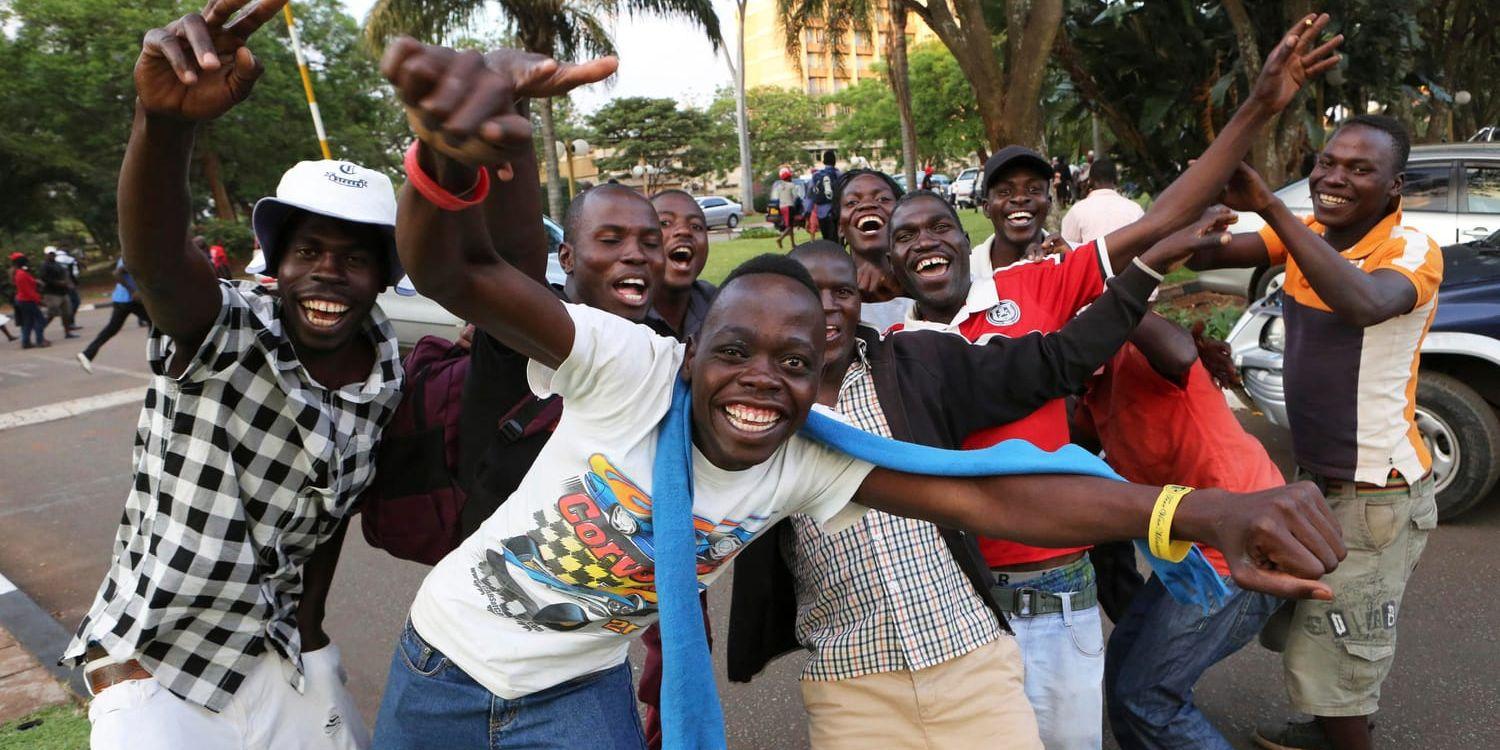 Zimbabwier firar efter beskedet att Robert Mugabe avgår.