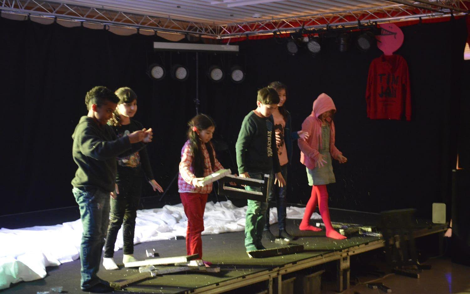 Teaterguppen Knoppen bestående av barn från Restad gård gjorde en pjäs om sina upplevelser som flyktingar. Bilder: Daniel Gustafsson