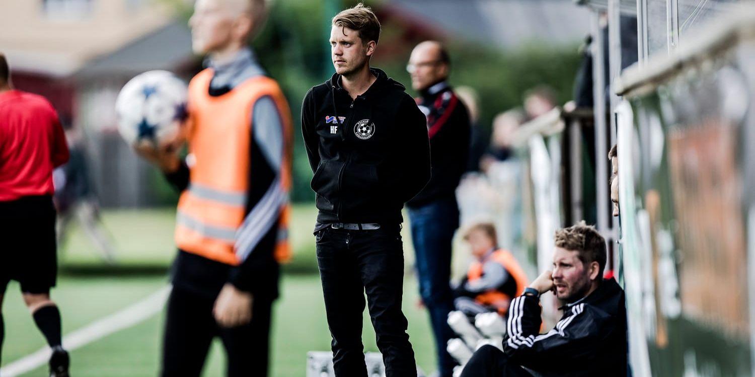 VFK-tränaren Henrik Fridolvsson (stående) får klara sig utan sin assisterande, Peter Karlsson (sittande), under säsongsavslutningen. Bild: Sebastian LaMotte