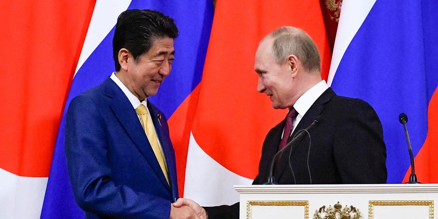 Rysslands president Vladimir Putin och Japans premiärminister Shinzo Abe skakar hand i samband med tisdagens möte om Kurilerna.
