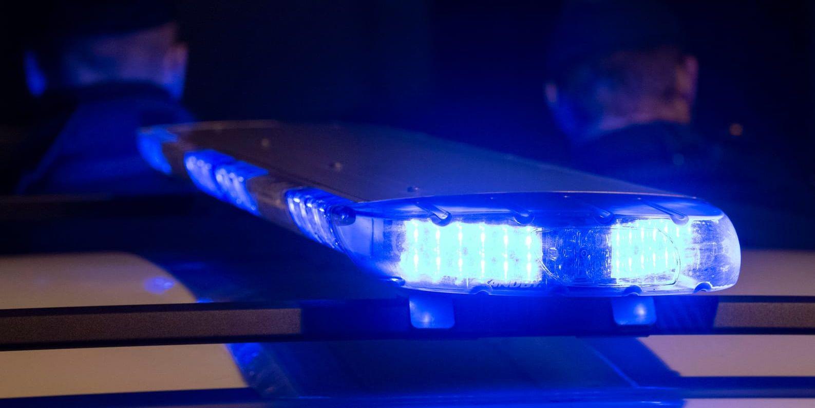 Polisen har skjutit varningsskott i samband med att en bil kört in i ett polisfordon i Vårby i Huddinge kommun. Arkivbild.