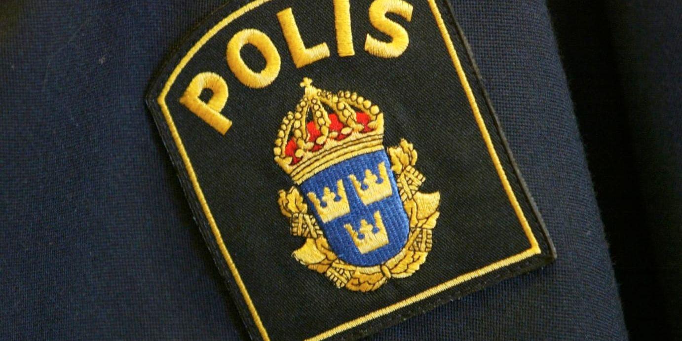 Polisen larmades till en skola i Bohuslän sedan en tonårspojke hotat en annan elev genom att hålla en pistol mot hans huvud. Offret var tolv år. Arkivbild.