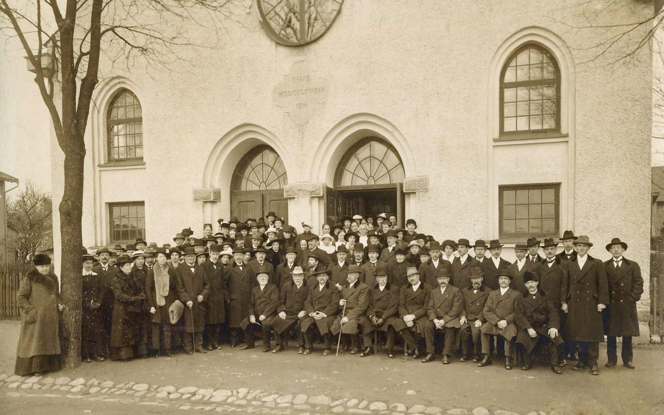 Då. Den svartvita bilden är tagen av en okänd fotograf 1915 i samband med att Missionskyrkan i Vänersborg invigs.