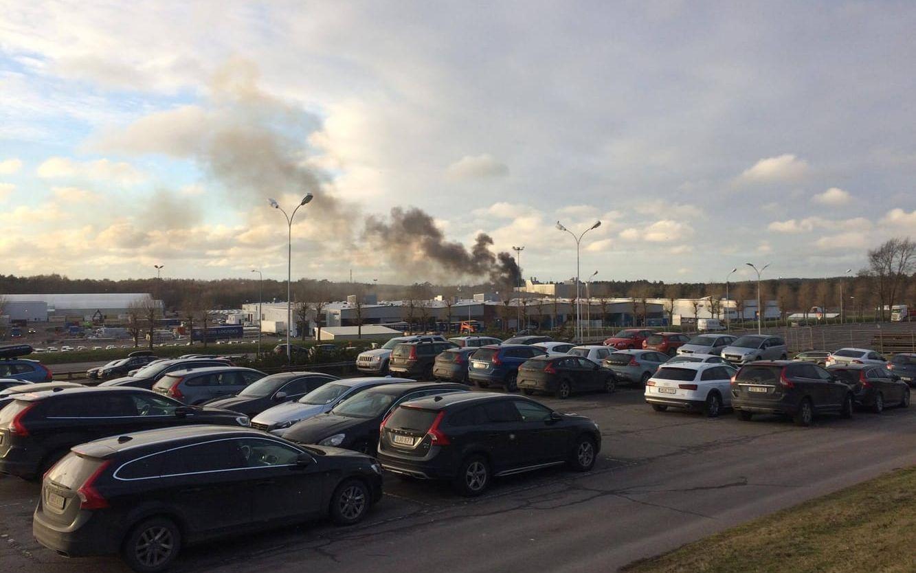 Det i är i takisoleringen på Volvo Cars fabriker på Torslanda som branden har uppstått. Närmare bestämt rör det sig om Volvo Safety Center i Torslanda i Göteborg. Bild: Läsarbild.