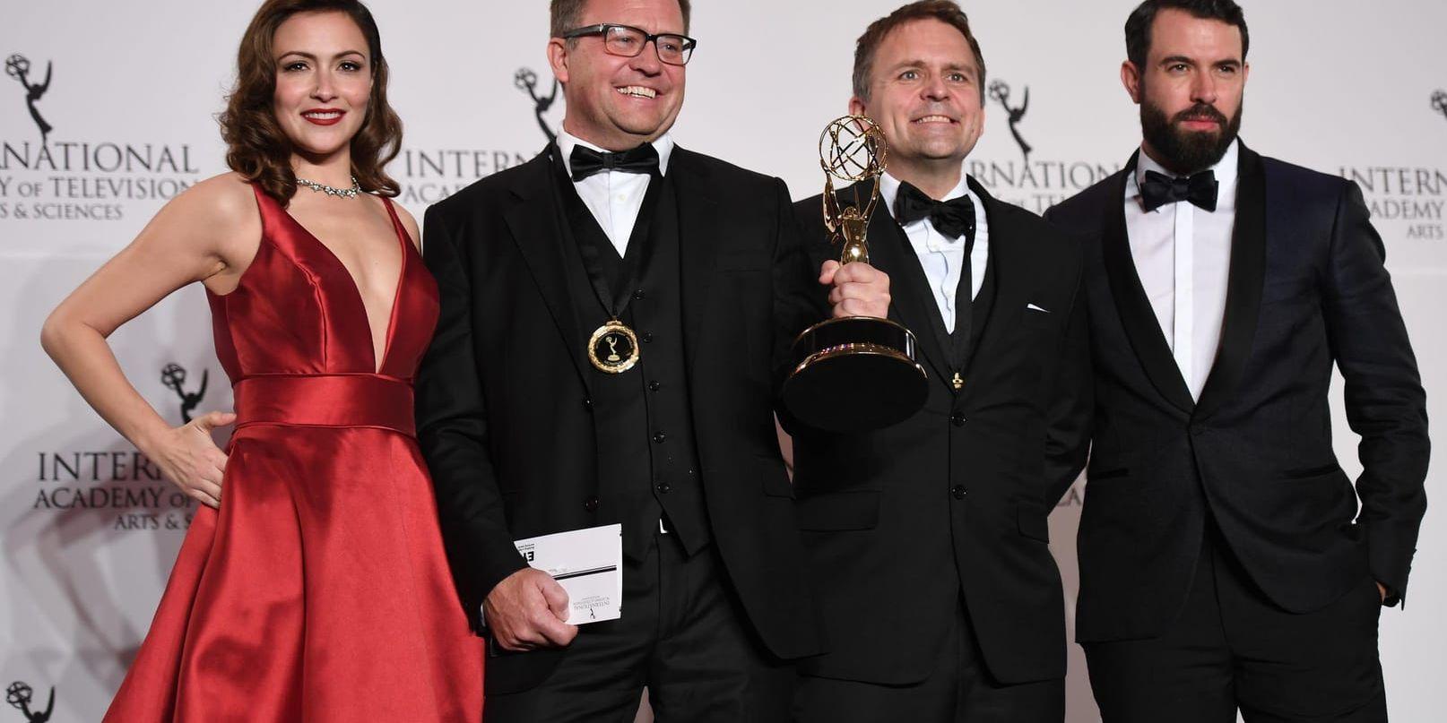 Gjermund Stenberg Eriksen och Vegard Stenberg Eriksen tillsammans med skådespelarna Italia Ricci och Tom Cullen vid den internationella Emmygalan.