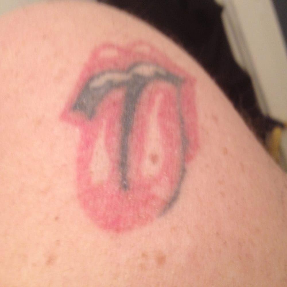 "Här kommer det en bild av en tunga som sitter på min vänstra arm. Den ska föreställa Rolling Stones logga, men är lite otydlig. Den fick jag i present av mina arbetskamrater i Höganäs när jag fyllde 50 år bara för att jag tycker mycket om det bandet och deras musik". Inskickat av: Göran Bentzen