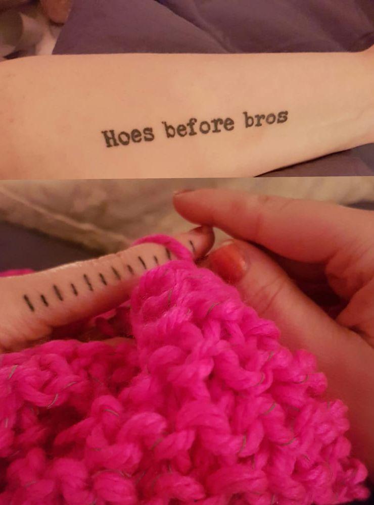 Bloggaren Klara ”Hatchetface” har tatuerat en linjal på ett finger. Bild: privat
