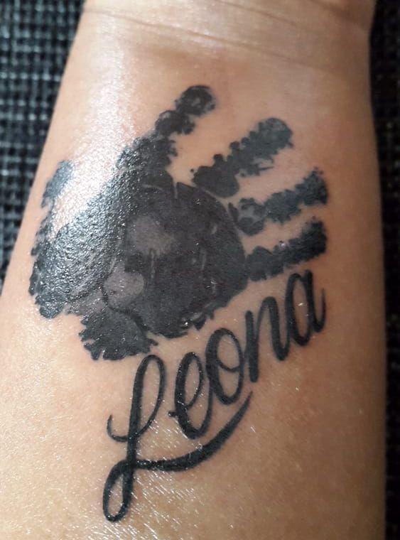 "Jag har, till minne av min ängladotter, tatuerat in hennes handavtryck och namn". Inskickat av: Maria Jellbo