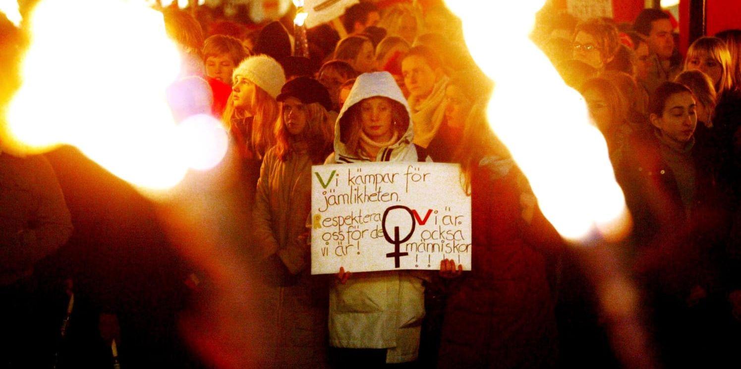 Internationella kvinnodagen – stor i stora delar av världen. På bilden en manifestation från Stockholm år 2002. Arkivbild.