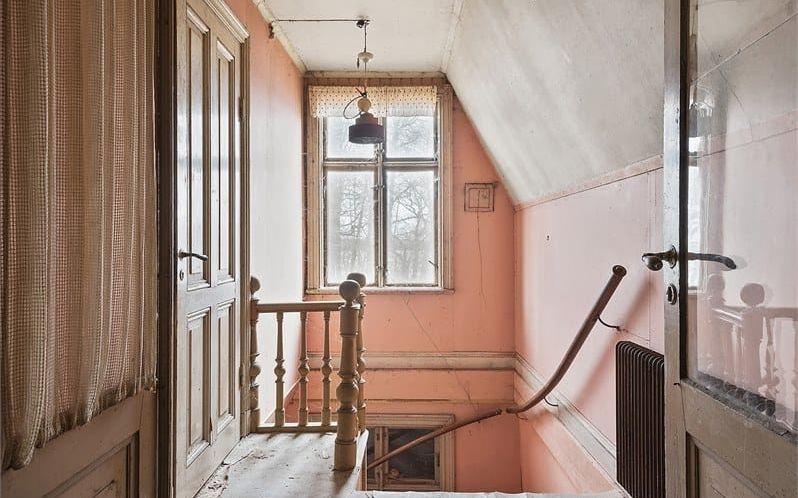 Huset har flera trappor mellan våningsplanen. Foto: Fastighetsbyrån Huddinge.
