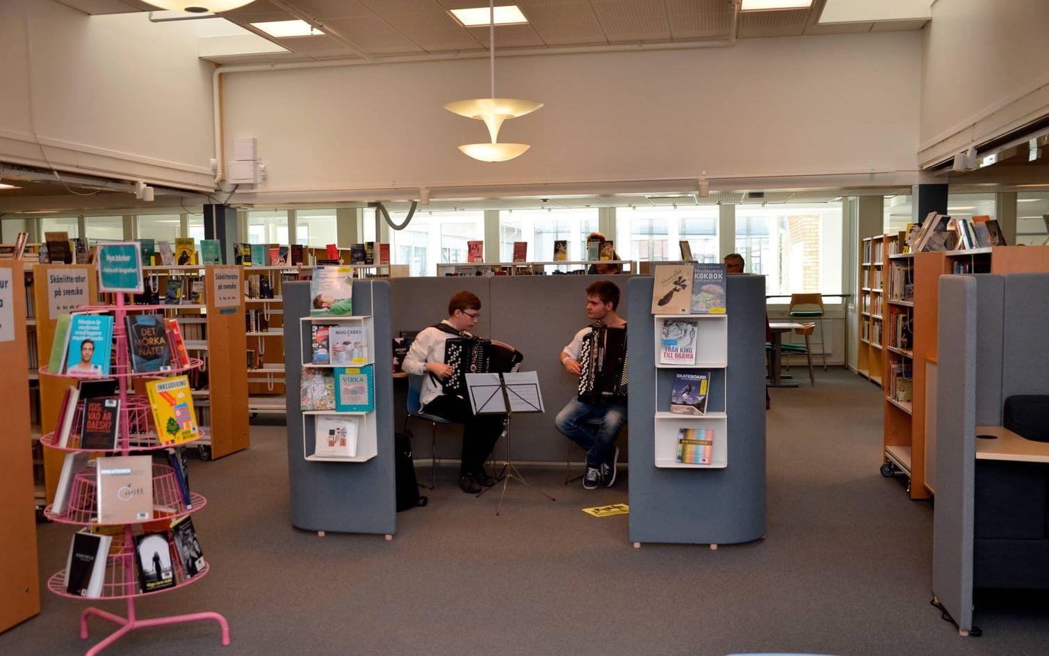 Runt skolan ljöd musik på olika platser, bland annat i nyrenoverade biblioteket.