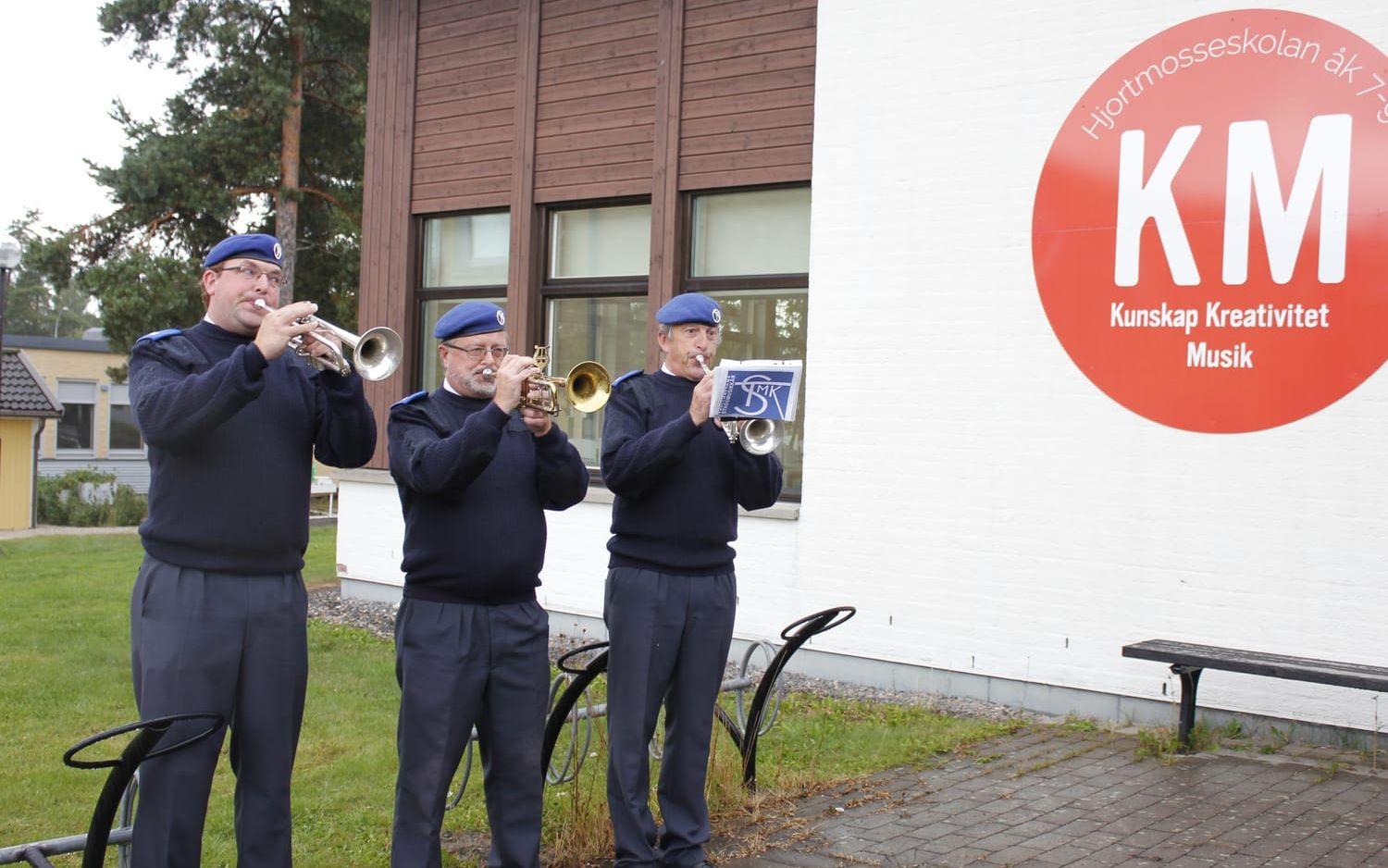 Blåsare från Trollhättans stadsmusikkår fixade fanfaren när KM-skolan invigdes.