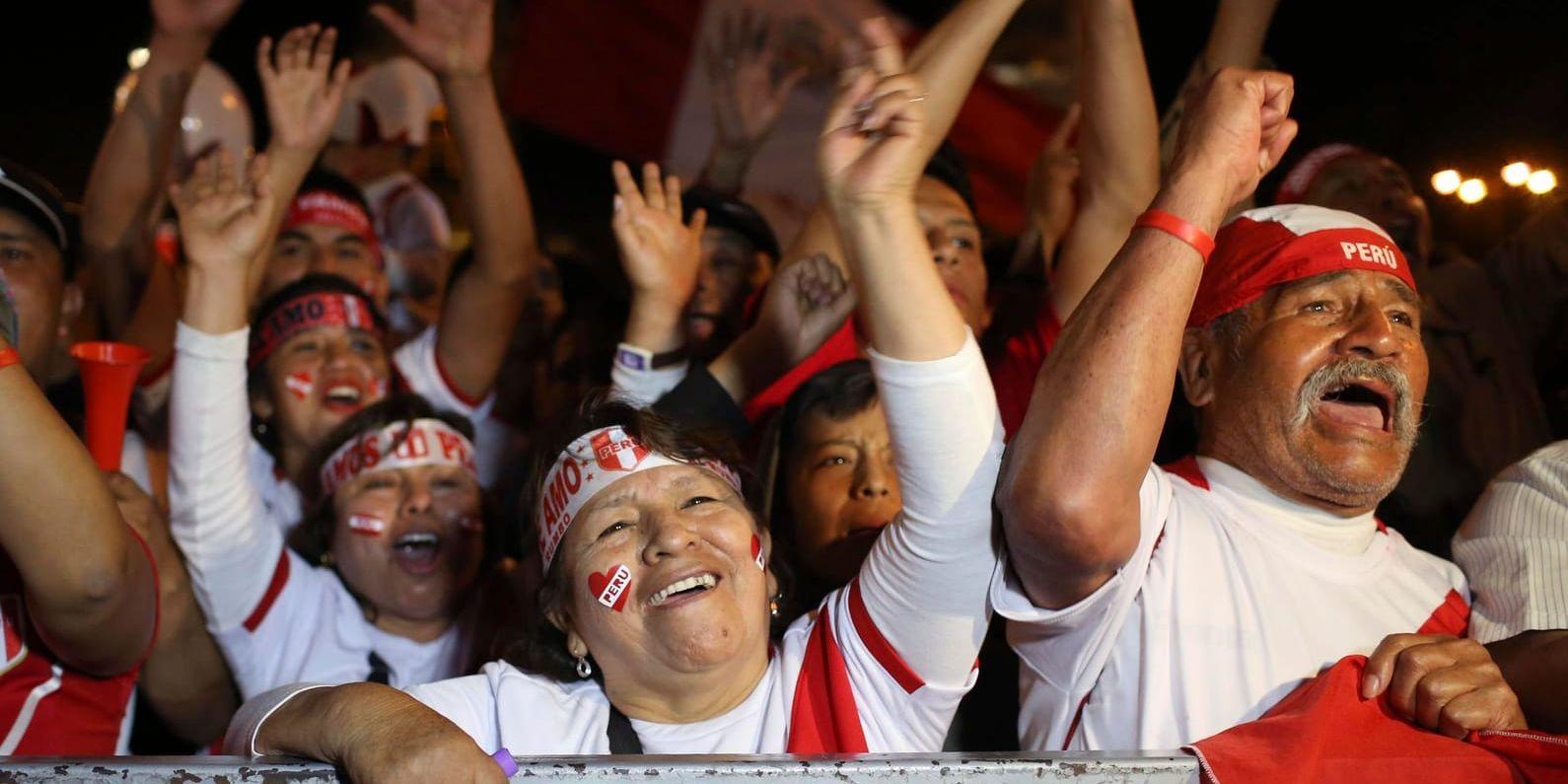 Perufans i väntan på matchen mellan Nya Zeeland och Peru framför en storbildsskärm i Lima, Peru.