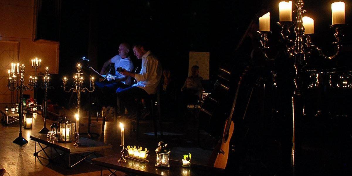 Stämningsfullt. Stearinljus och musik på en tidigare Earth hour konsert på Kulturbruket på Dal i Mellerud.