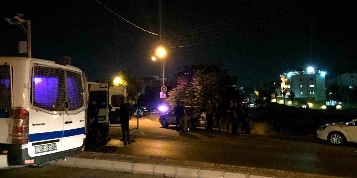Säkerhetsstyrkor i närheten av den israeliska ambassaden i Amman i Jordanien.