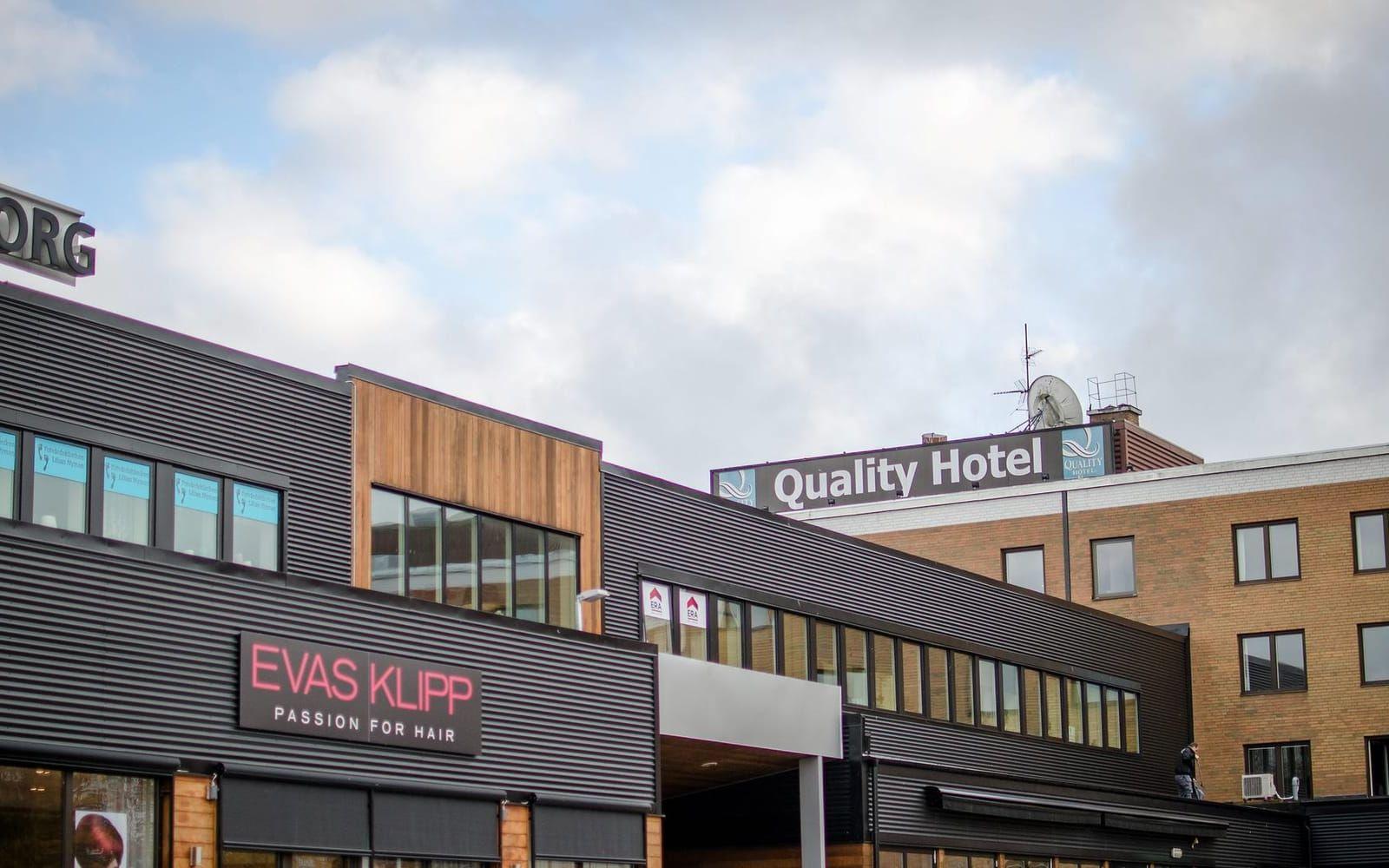Från början var tanken att region och kommunpolitikerna skulle sammanträda på Quality-hotel. Nu kommer istället regionpolitikerna sammanträda även i andra städer. Skövde är planerat och eventuellt också i Göteborg.
