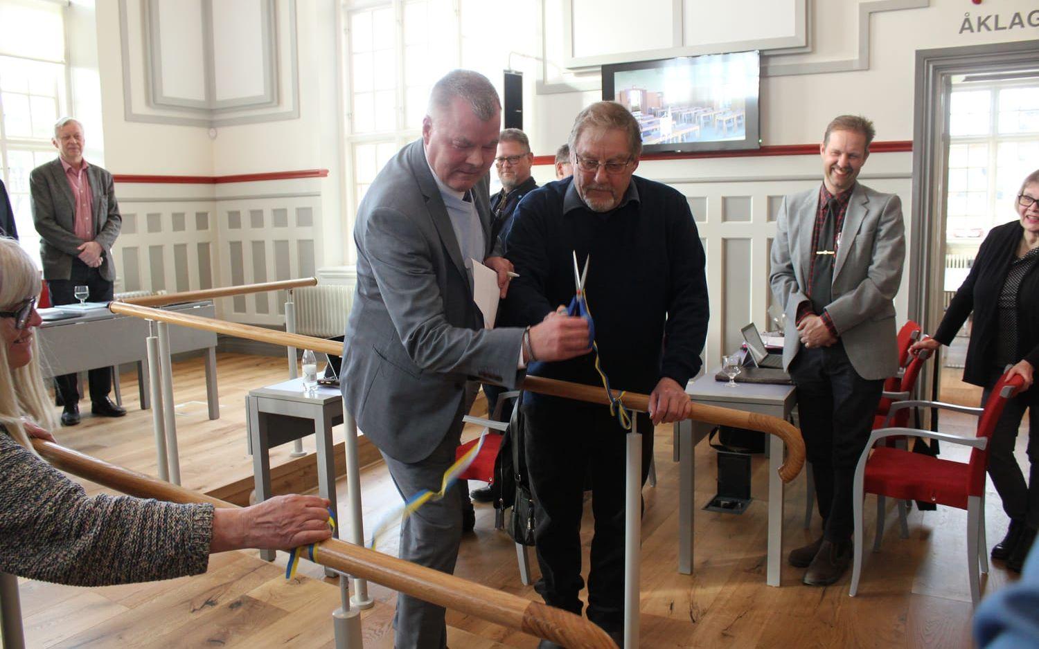 Kommunfullmäktiges ordförande, Morgan E Andersson klippte invigningsbandet tillsammans med Karl-Axel Nordström, som skrev motionen om att renovera tingshuset.