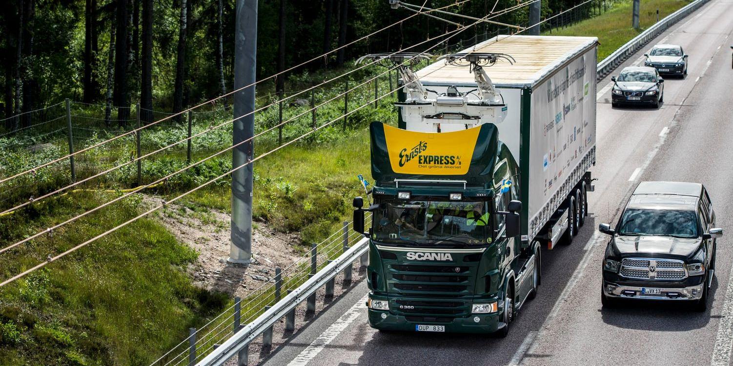 På E16 utanför Sandviken finns en två kilometer lång elektrifierad sträcka för lastbilar. Mariestad blir nu först i Sverige att testa en elväg som kan ladda personbilar i stadsmiljö. Arkivbild.