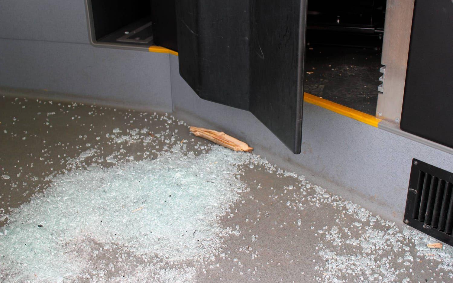 Inne i bussen ligger fullt med glassplitter från bussdörrens ruta. Även träpåken som mannen använde sig av ligger kvar på golvet. Bild: Suzanne Werner