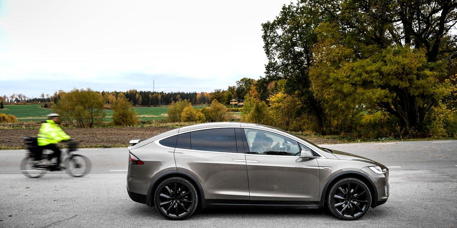 Teslas modell X är tung och sliter på vägarna. Men någon skatt blir det inte. Arkivbild.