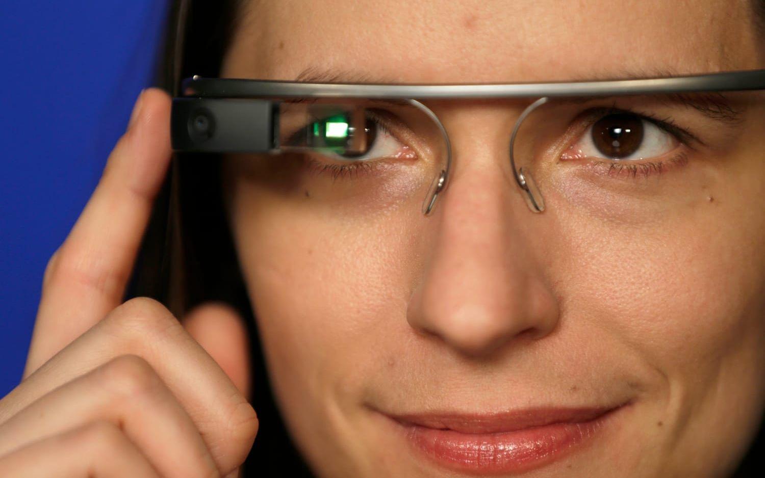 Google Glass lanserades till en begränsad testgrupp 2013 och till allmänheten året därpå. Med glasögonen på kunde användaren använda röstkommendon för att bland annat filma och få upp inforrmation. Google drog tillbaka produkten förra året men sa att de fortsatte utveckligen intern.