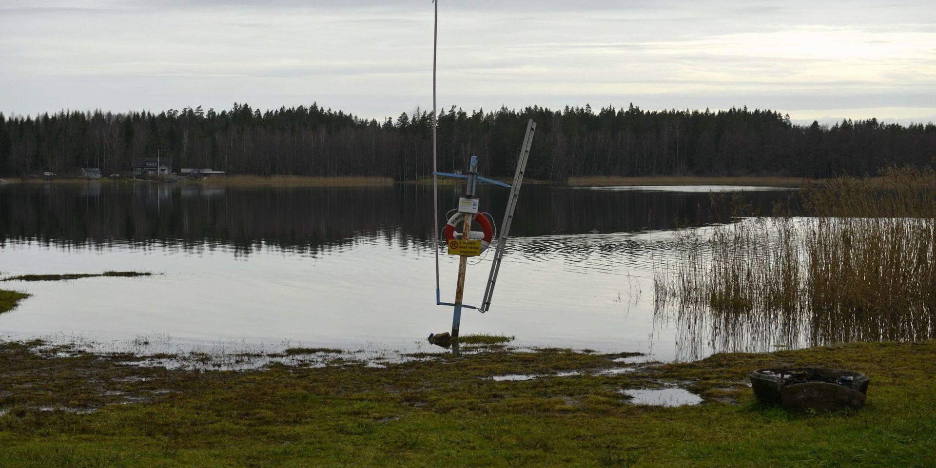 Badplatsen vid Ryrsjön, Väne Ryr där en kvinna i 70-årsåldern söktes på tisdagskvällen efter att ha anmälts försvunnen.