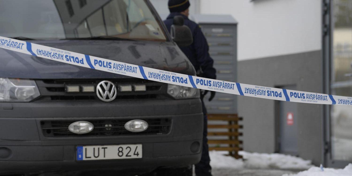 Två män har gripits för mordförsök efter att ha skadat en person med stickvapen i Flemingsberg söder om Stockholm.