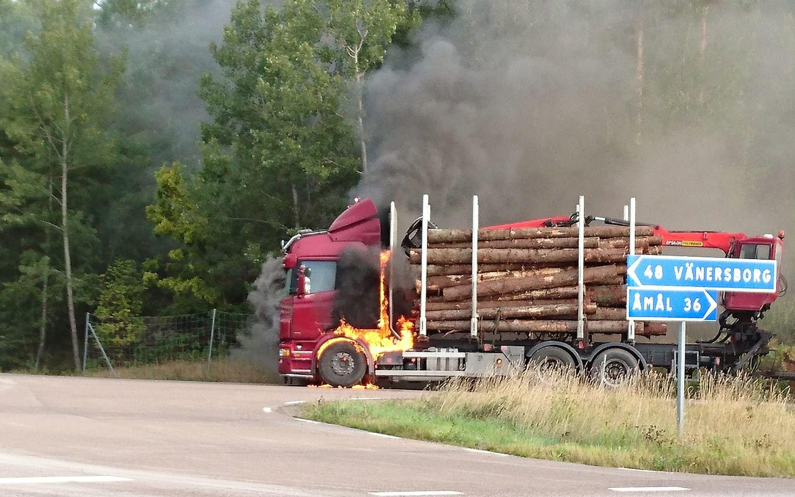 En lastbil lastad med timmer började brinna på en avfart från E45 söder om Köpmannebro på tisdagsmorgonen. Foto: Mathias Olsson