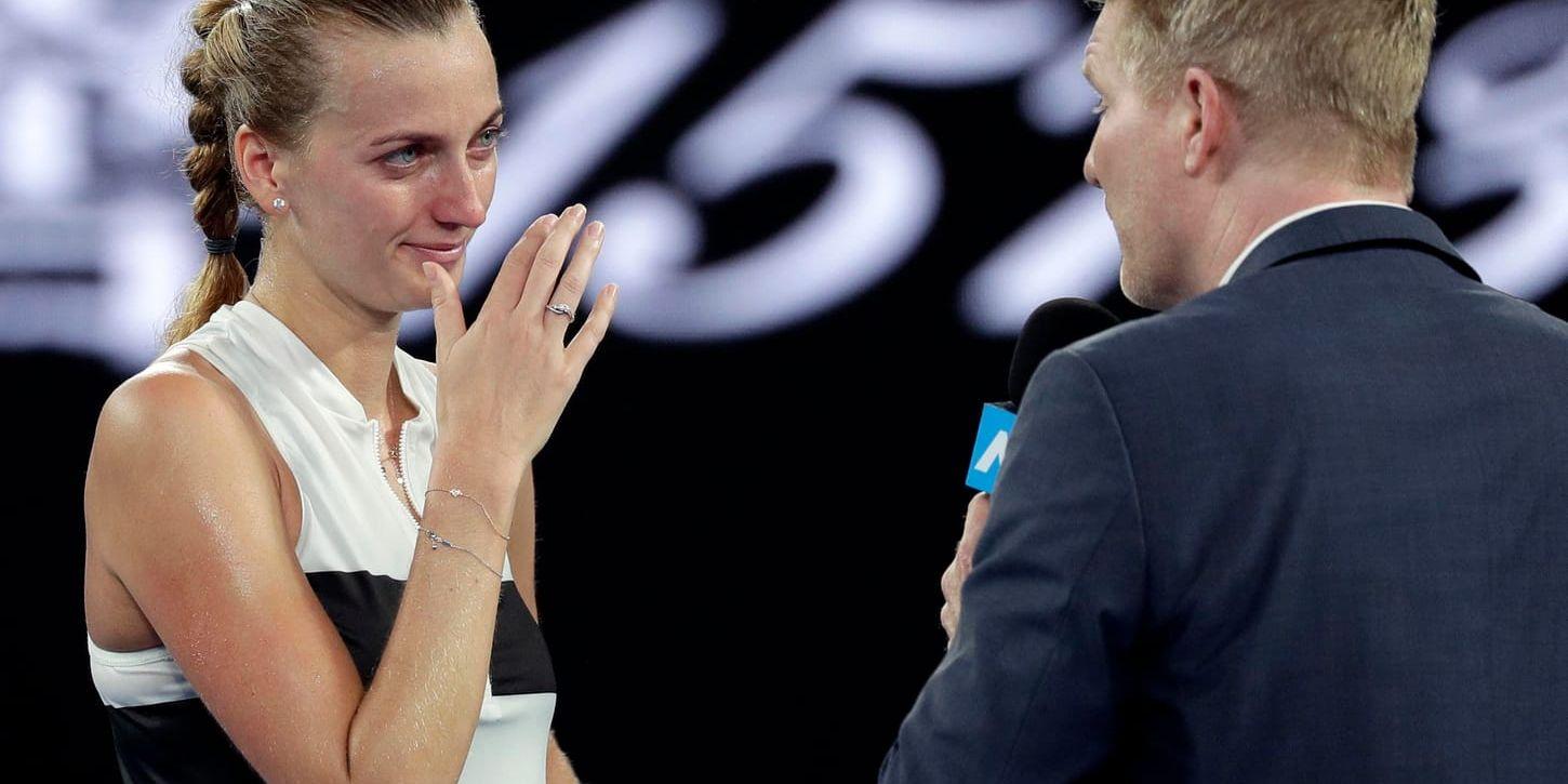 Petra Kvitova i tårar när hon intervjuas av Jim Courier efter segern över Ashleigh Barty i Australian Open.