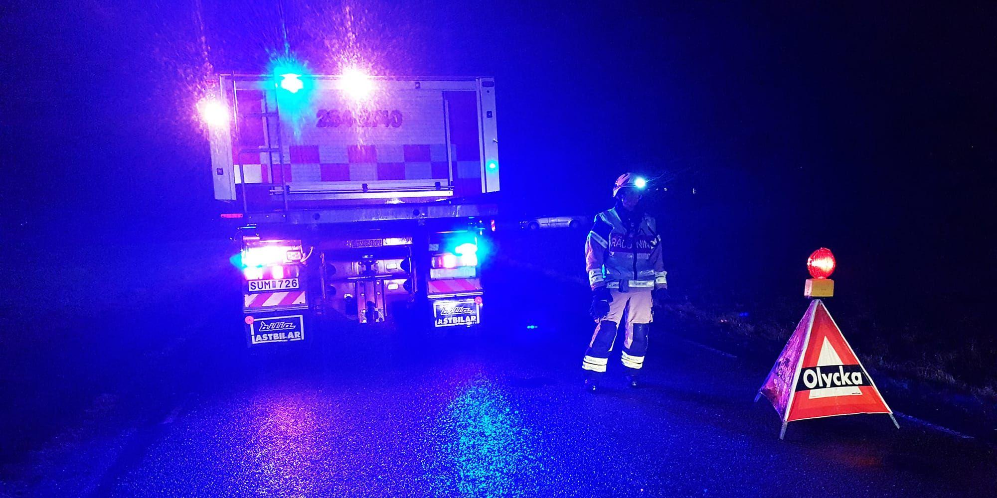Ambulans och räddningstjänst ryckte ut till en busshållplats mellan Lilla Edet och Kungälv under onsdagen, där en pojke hade blivit påkörd av en bil. BILD: Mikael Berglund