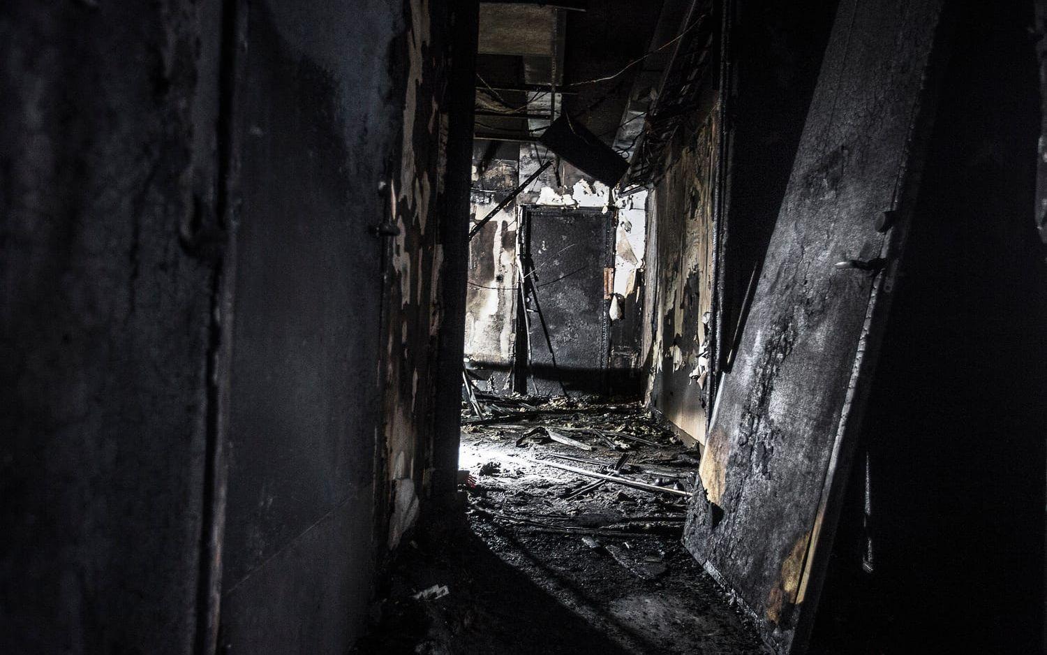 Boendets ena korridor slutar i ett uppehållsrum där branden troligen startade. Dagarna efter branden gjorde polisen en teknisk undersökning i samverkan med räddningstjänsten.