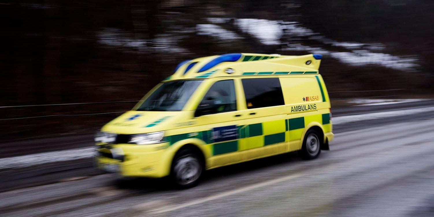 En 15-årig pojke har förts med ambulans till sjukhus efter att ha fallit två meter ner från ett tak. Arkivbild.
