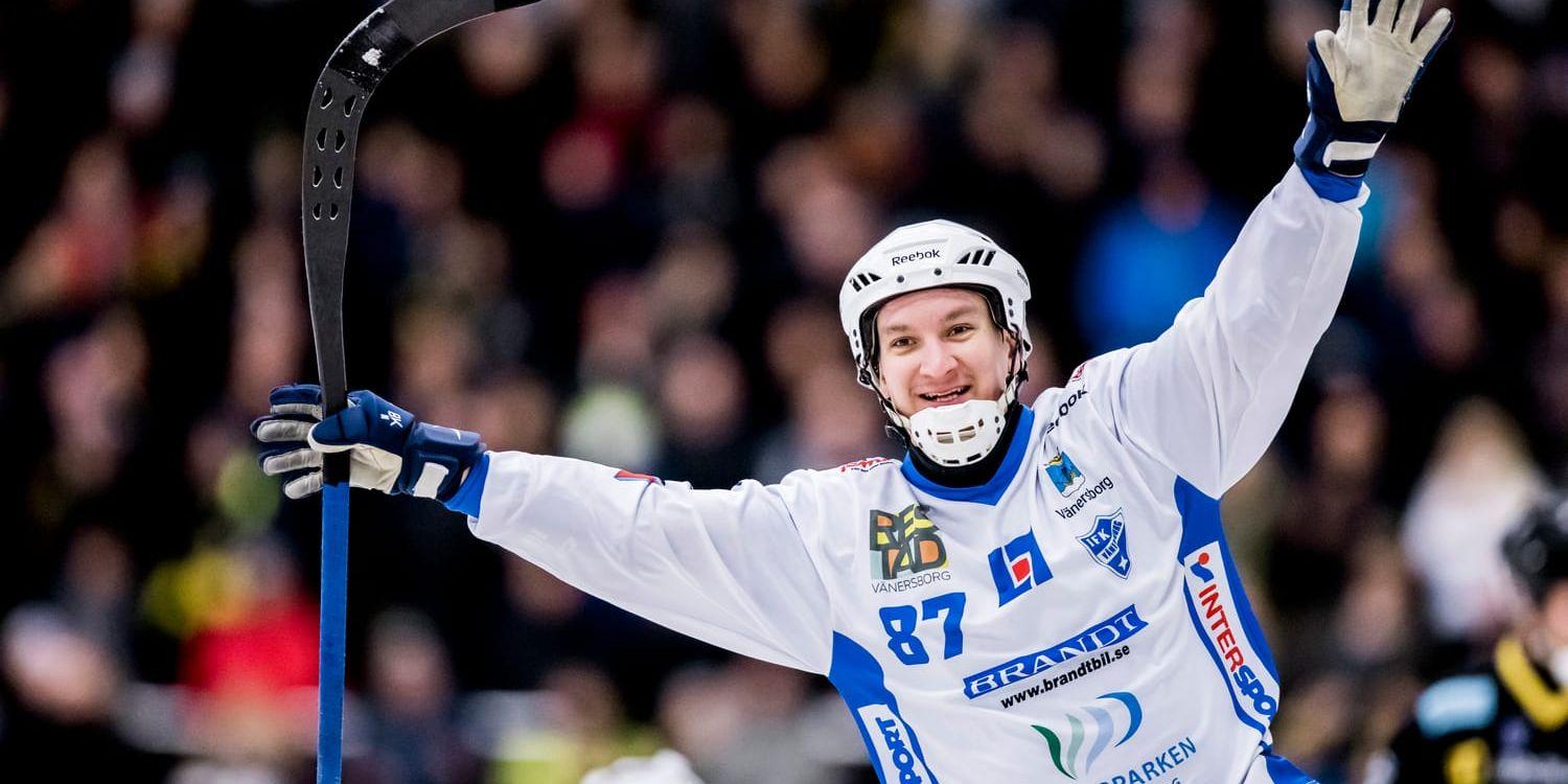 Mikko Lukkarila måljublar efter att ha avgjort söndagens elitseriefight i ABB Arena Syd mot Tillberga. Vänersborg vann med 3-2 och klättrar en placering i tabellen, från sjunde till sjätte plats.
