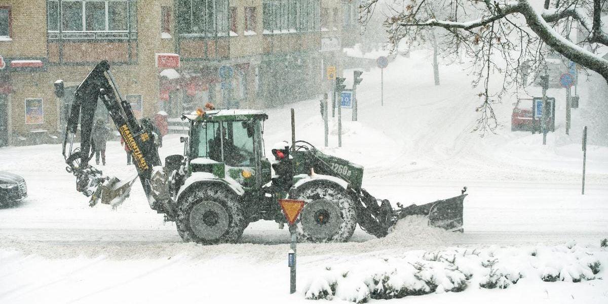 Mild vinter. Att det inte snöat så mycket i vinter är inte direkt något som påverkar kommunernas budget för snöröjning. Halkbekämpning och att ha maskiner och personer i beredskap kostar pengar.